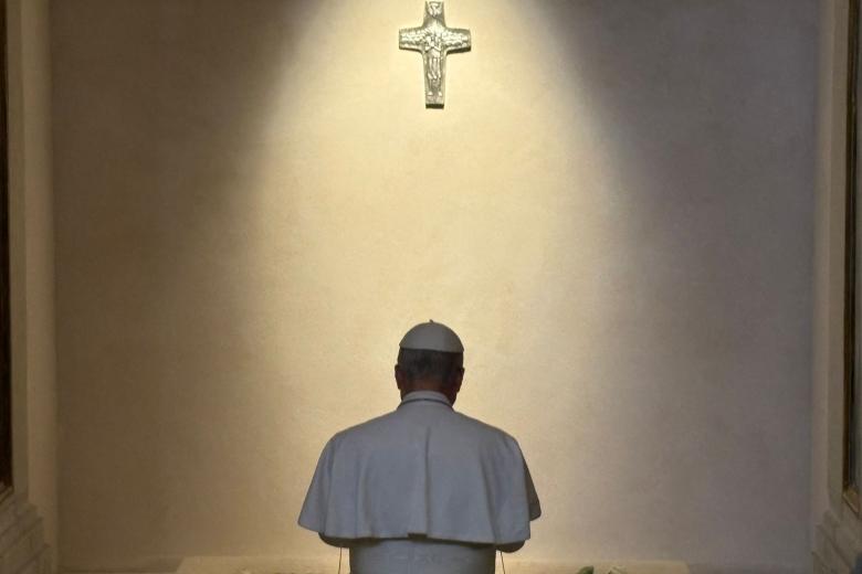 Esta tarde, de regreso al Vaticano el Papa León XIV pasó por Santa María la Mayor, donde se detuvo a rezar ante la tumba del Papa Francisco y ante el icono de la Virgen, Salus Populi Romani