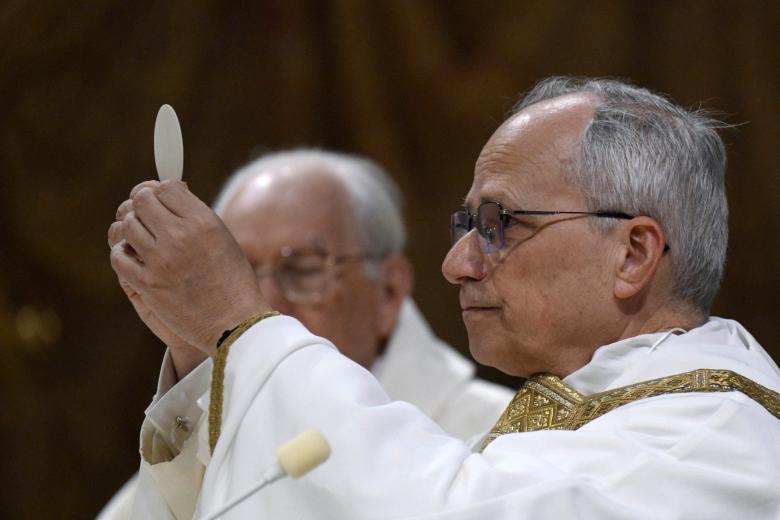 El Papa León XIV celebra una Santa Misa con los cardenales en la Capilla Sixtina del Vaticano el 9 de mayo de 2025 al término del Cónclave