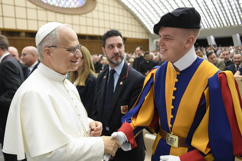El Papa León XIV asiste a una audiencia para los empleados del Vaticano y sus familias en el Aula Pablo VI