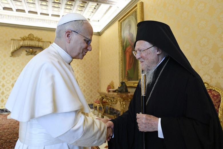 El Papa León XIV se reúne con el Patriarca Ecuménico Ortodoxo Bartolomé I de Constantinopla en el Vaticano el 30 de mayo de 2025.
