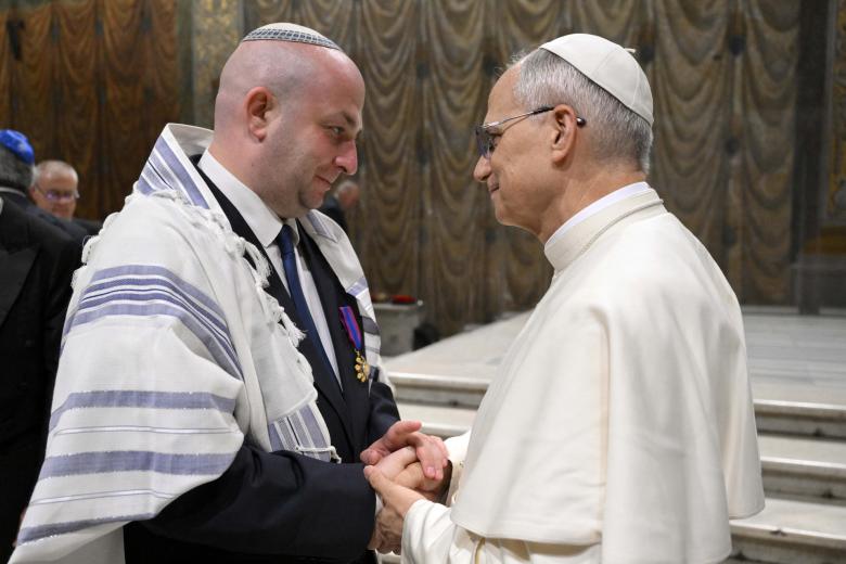 El Papa León XIV dirige una ceremonia de conmemoración del beato rumano Iuliu Hossu en la Capilla Sixtina del Vaticano el 2 de junio de 2025.