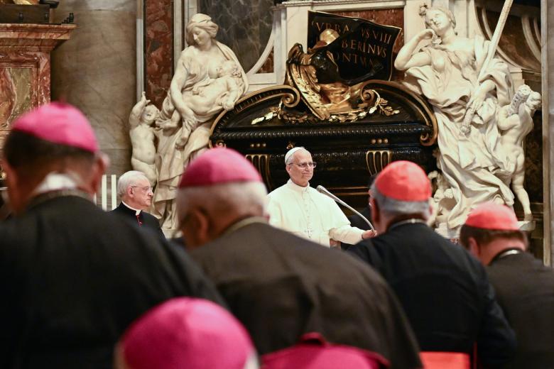 El Papa León XIV dirige una meditación reflexiva como parte del Jubileo de los Obispos en el Vaticano, ofreciendo un momento de conexión espiritual al clero asistente.