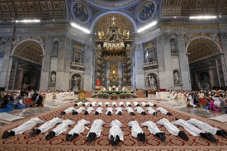 El Papa León XIV dirige una misa para la ordenación de 32 nuevos sacerdotes en la Basílica de San Pedro del Vaticano el 27 de junio de 2025.