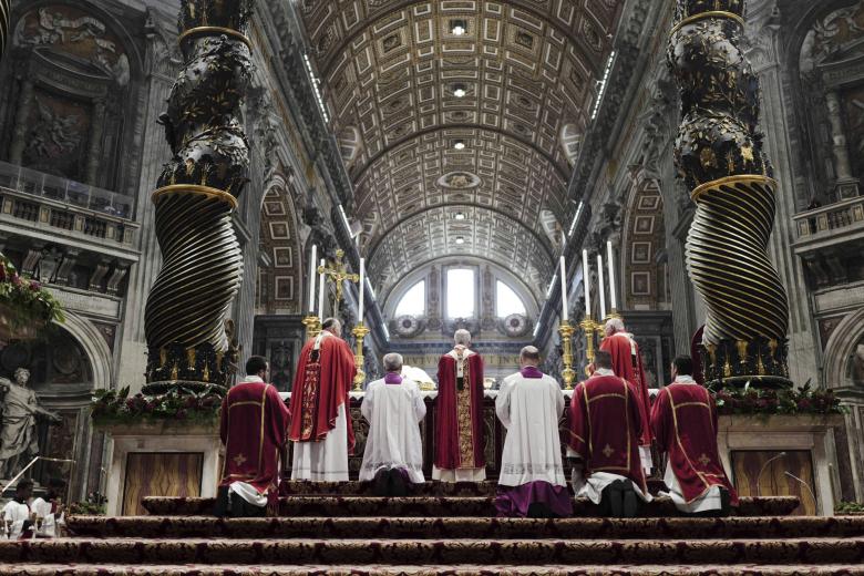 El Papa León XIV preside la celebración de la Solemnidad dominical de los Santos Pedro y Pablo, patronos de la diócesis y de la ciudad de Roma, en la Basílica de San Pedro del Vaticano, el 29 de junio de 2025.