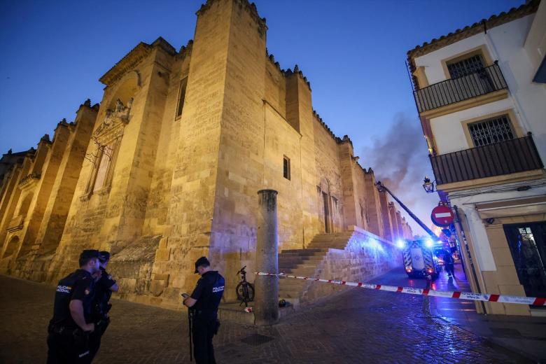 Imágenes del incendio en la Mezquita de Córdoba. A 8 de agosto de 2025 en Córdoba, Andalucía (España). Esta tarde se ha declarado un incendio en la Mezquita de Córdoba varios efectivos han acudido a sofocar el incendio.

Madero Cubero / Europa Press
08/8/2025