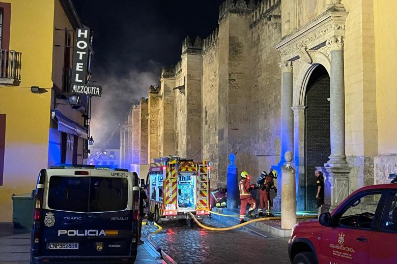 Imágenes del incendio en la Mezquita de Córdoba. A 8 de agosto de 2025 en Córdoba, Andalucía (España). Esta tarde se ha declarado un incendio en la Mezquita de Córdoba varios efectivos han acudido a sofocar el incendio.

Madero Cubero / Europa Press
08/8/2025