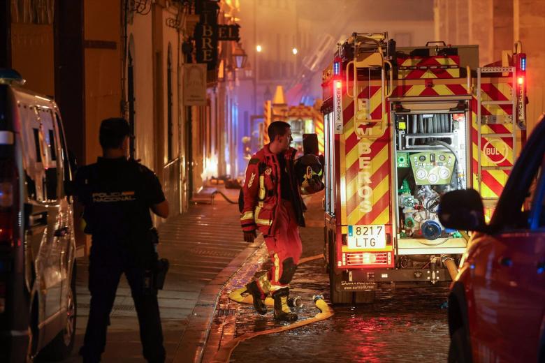 Imágenes del incendio en la Mezquita de Córdoba. A 8 de agosto de 2025 en Córdoba, Andalucía (España). Esta tarde se ha declarado un incendio en la Mezquita de Córdoba varios efectivos han acudido a sofocar el incendio.

Madero Cubero / Europa Press
08/8/2025