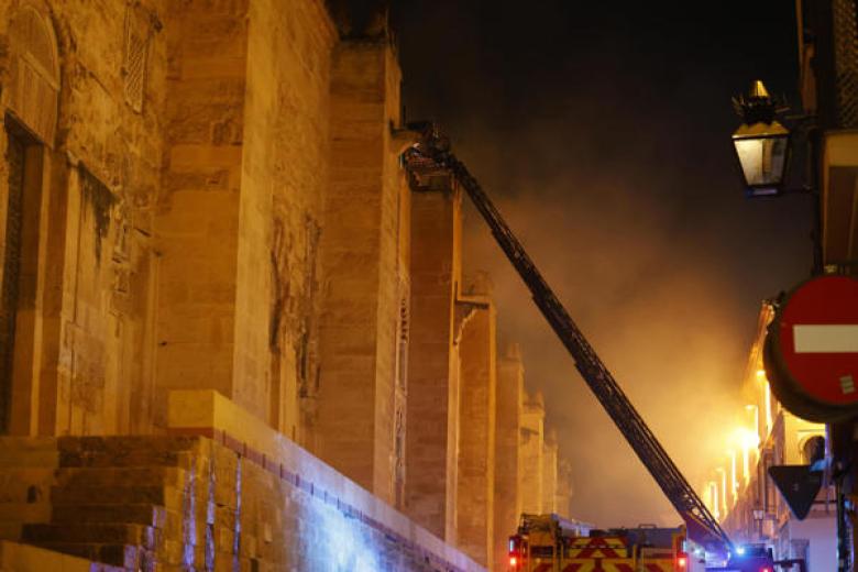 CÓRDOBA (ANDALUCÍA), 08/08/2025.- El incendio declarado este viernes en el interior de la Mezquita-Catedral de Córdoba, Patrimonio de la Humanidad, originado en una de las capillas y que se ha extendido hasta las cubiertas, ya está acotado y en proceso de extinción, según han informado a EFE fuentes del Cabildo Catedral. El fuego se habría originado sobre las 21:15 horas en una capilla ubicada en las naves de Almanzor y que se estaba utilizando como almacén de la maquinaria que se usa habitualmente en el templo, aunque se desconocen las causas que han originado las llamas. EFE/ Salas
