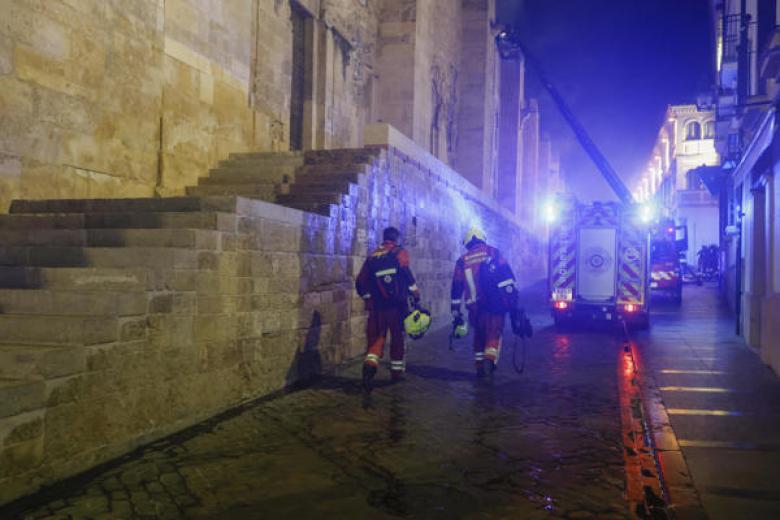 CÓRDOBA (ANDALUCÍA), 08/08/2025.- El incendio declarado este viernes en el interior de la Mezquita-Catedral de Córdoba, Patrimonio de la Humanidad, ha sido extinguido, según ha dicho a los periodistas el portavoz del Cabildo Catedral, Juan José Jiménez. El fuego, que comenzó sobre las 21:15 horas, se originó por causas que aún se desconocen en una capilla situada junto a la del Espíritu Santo, en la que está una máquina de limpieza y sillas, ha añadido el portavoz. EFE/ Salas
