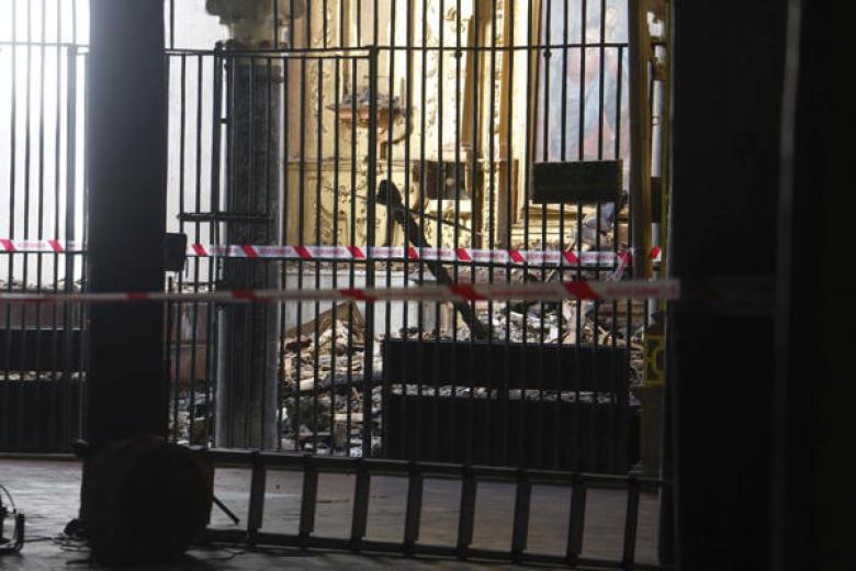 CÓRDOBA, 09/08/2025.- Trabajos en el interior de la mezquita-catedral después del incendio que en la noche del viernes afectó al templo. Una capilla colapsada, en la que se ha derrumbado el techo, y otras dos afectadas es el balance de daños que ocasionó el fuego. EFE/Salas