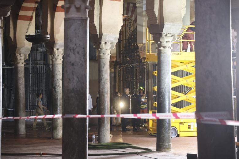 Interior de la Mezquita-Catedral de Córdoba afectado por el incendio ocurrido el pasado viernes, a 9 de agosto de 2025 en Córdoba (Andalucía, España). 
El Ministerio de Cultura ha reivindicado este sábado la activación de forma inmediata del Plan Nacional de Gestión del Riesgo y Emergencias en Patrimonio Cultural en el momento del incendio en la Mezquita-Catedral de Córdoba ocurrido el pasado viernes sobre las 21 horas. El monumento ha sufrido daños en unas bóvedas en la capilla "que han sido restauradas recientemente" con dimensión aproximada de 25 metros, según ha informado el deán de la catedral, Joaquín Alberto Nieva.

Madero Cubero / Europa Press
09/8/2025