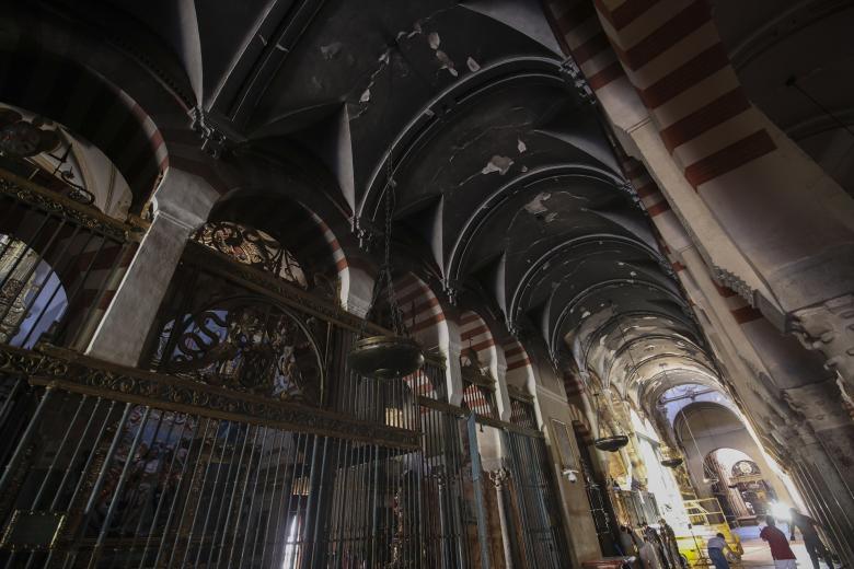 Interior de la Mezquita-Catedral de Córdoba afectado por el incendio ocurrido el pasado viernes, a 9 de agosto de 2025 en Córdoba (Andalucía, España). 
El Ministerio de Cultura ha reivindicado este sábado la activación de forma inmediata del Plan Nacional de Gestión del Riesgo y Emergencias en Patrimonio Cultural en el momento del incendio en la Mezquita-Catedral de Córdoba ocurrido el pasado viernes sobre las 21 horas. El monumento ha sufrido daños en unas bóvedas en la capilla "que han sido restauradas recientemente" con dimensión aproximada de 25 metros, según ha informado el deán de la catedral, Joaquín Alberto Nieva.

Madero Cubero / Europa Press
09/8/2025