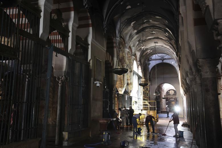 Interior de la Mezquita-Catedral de Córdoba afectado por el incendio ocurrido el pasado viernes, a 9 de agosto de 2025 en Córdoba (Andalucía, España). 
El Ministerio de Cultura ha reivindicado este sábado la activación de forma inmediata del Plan Nacional de Gestión del Riesgo y Emergencias en Patrimonio Cultural en el momento del incendio en la Mezquita-Catedral de Córdoba ocurrido el pasado viernes sobre las 21 horas. El monumento ha sufrido daños en unas bóvedas en la capilla "que han sido restauradas recientemente" con dimensión aproximada de 25 metros, según ha informado el deán de la catedral, Joaquín Alberto Nieva.

Madero Cubero / Europa Press
09/8/2025