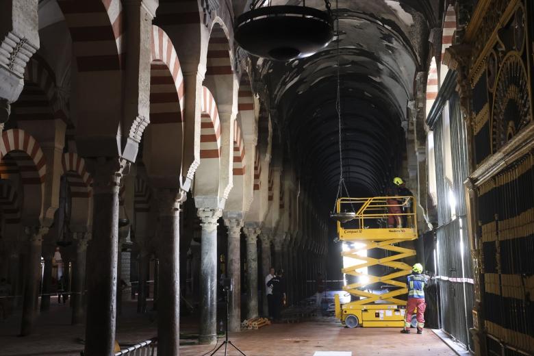 Interior de la Mezquita-Catedral de Córdoba afectado por el incendio ocurrido el pasado viernes, a 9 de agosto de 2025 en Córdoba (Andalucía, España). 
El Ministerio de Cultura ha reivindicado este sábado la activación de forma inmediata del Plan Nacional de Gestión del Riesgo y Emergencias en Patrimonio Cultural en el momento del incendio en la Mezquita-Catedral de Córdoba ocurrido el pasado viernes sobre las 21 horas. El monumento ha sufrido daños en unas bóvedas en la capilla "que han sido restauradas recientemente" con dimensión aproximada de 25 metros, según ha informado el deán de la catedral, Joaquín Alberto Nieva.

Madero Cubero / Europa Press
09/8/2025