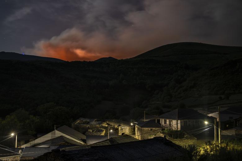 CHANDREXA DE QUEIXA (OURENSE), 09/08/2025.- El incendio forestal en Chandrexa de Queixa (Ourense) sigue avanzando, este sábado, con 450 hectáreas afectadas y, además, se mantienen activos otros dos incendios en Galicia y hay tres más controlados.EFE/ Brais Lorenzo