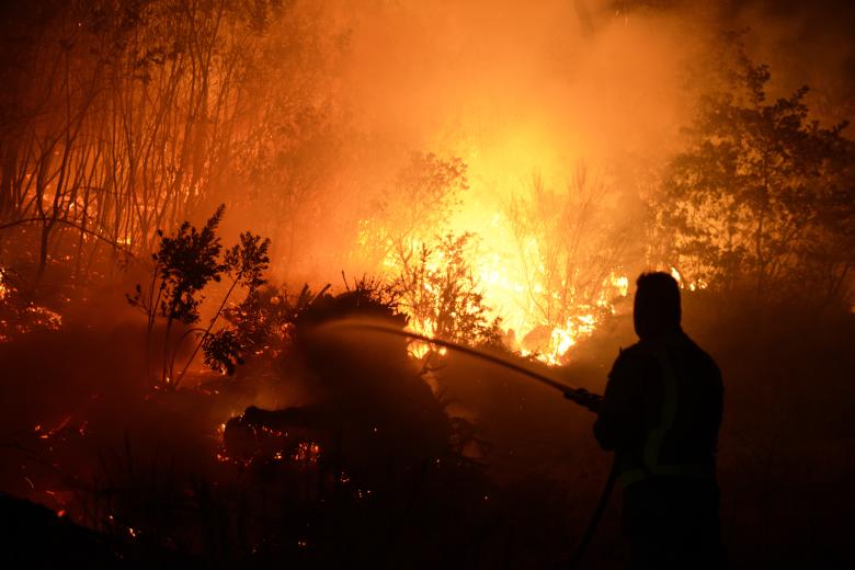 DOZÓN (PONTEVEDRA), 12/08/2025.- Vista del incendio que se ha declarado este martes en Dozón (Pontevedra), que pone en riesgo al núcleo de población de O Castro y ha obligado a cortar carreteras. La Xunta de Galicia ha activado la situación 2 del Plan de Emergencias por Incendios Forestales en la zona. EFE/Xurxo Martínez