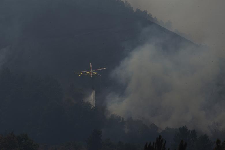 EuropaPress_6896707_servicios_aereos_tratan_sofocar_incendio_parroquia_baamonde_agosto_2025