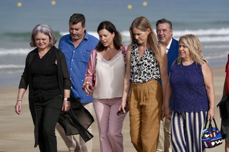 SAN FERNANDO (CÁDIZ), 06/08/2025.- La vicepresidenta y ministra para la Transición Ecológica y el Reto Demográfico, Sara Aagesen, junto a la alcaldesa de la ciudad, Patricia Cavada, ha visitado este miércoles el resultado de las obras de emergencia realizadas en la playa de Camposoto, en San Fernando, Cádiz, que se han realizado durante el mes de junio de 2025 tras los fuertes temporales de la primavera. EFE/ Román Ríos.