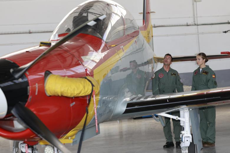 La heredera al trono ha reconocido que encara esta nueva etapa "con ganas de aprender" a volar pero "poco a poco", antes de subirse a la cabina del aparato en el que se formará en los próximos meses, sin que aún esté claro si llegará a pilotarlo en solitario.