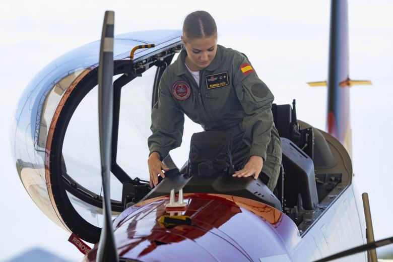 A continuación, la Princesa de Asturias se ha dirigido hasta uno de los Pilatus, donde ha podido sentarse por primera vez en la cabina.