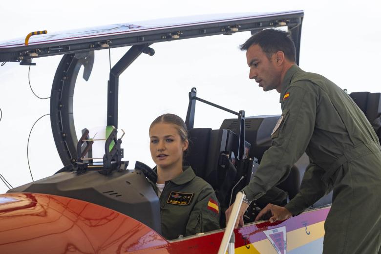 El comandante Alberto Guzmán, jefe del 792 escuadrón, le ha dado unas breves explicaciones del aparato, mostrándole algunos de los instrumentales del mismo, que la alférez Borbón ha seguido con gran atención.