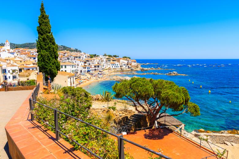 Aunque es popular en Cataluña, para el turismo nacional e internacional sigue siendo un tesoro escondido. Un antiguo pueblo de pescadores con calas de aguas cristalinas y un ambiente bohemio que evoca la Costa Brava de hace décadas.