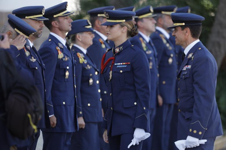 La princesa Leonor (c), acompañada por al coronel director de la Academia General del Aire de San Javier (AGA), Luis González Asenjo (d), durante el saludo a los profesores de la AGA
