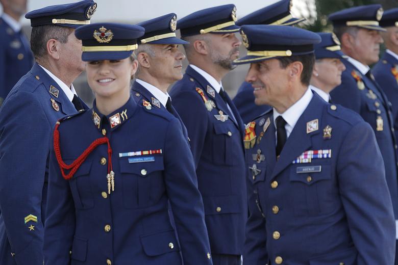 La Princesa Leonor sonriendo junto al coronel director de la Academia General del Aire de San Javier (AGA), Luis González Asenjo.