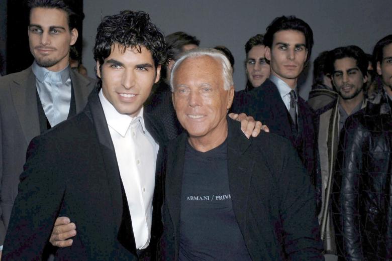 EL TORERO CAYETANO RIVERA ORDOÑEZ Y EL DISEÑADOR GIORGIO ARMANI POSANDO DURANTE LA SEMANA DE LA MODA DE MILAN 2007