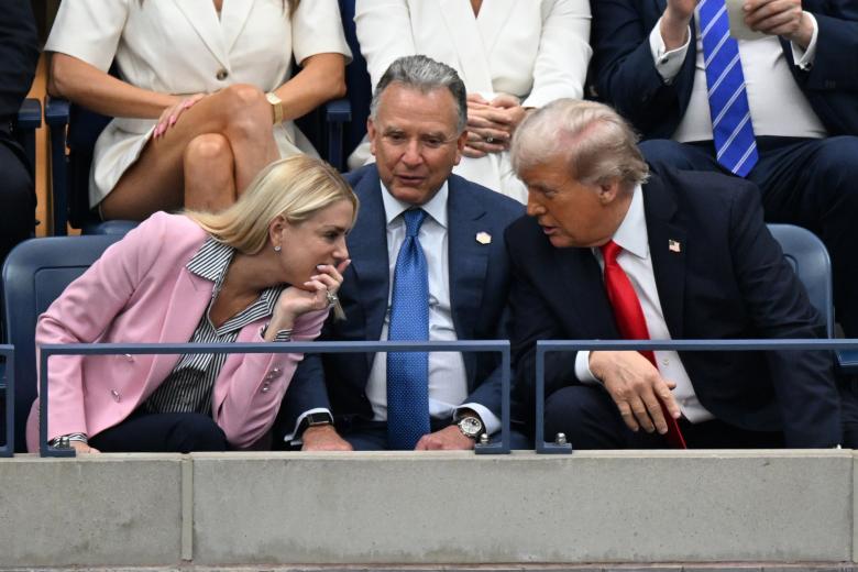 Pam Bondi, Steve Witkoff y Donald Trump