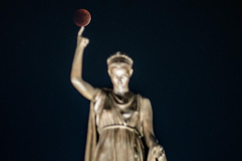 La 'Luna de Sangre' se muestra durante un eclipse lunar tras el Monumento a la Libertad, sobre Nicosia, la capital de Chipre