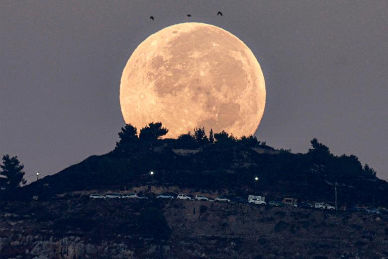 La luna llena se pone detrás del Monte Gerizim