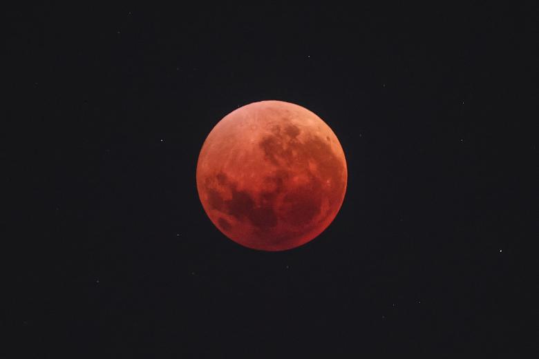 'Luna de Sangre' vista desde la ciudad de Sydney, Australia