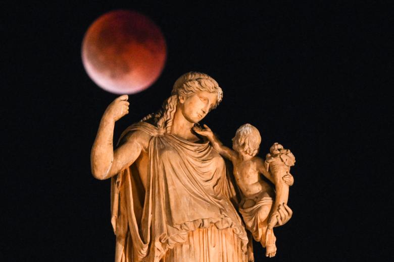 La 'Luna de Sangre' vista este domingo desde Atenas, Grecia