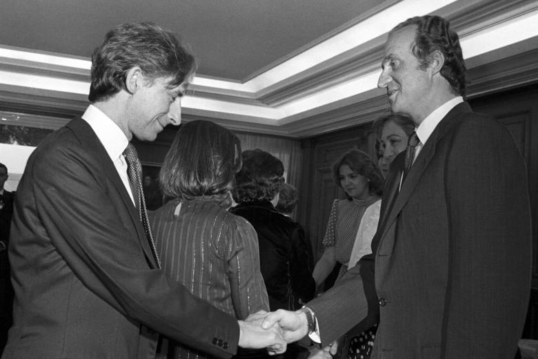El rey Juan Carlos saluda al periodista Alfonso Ussía, durante la recepción ofrecida hoy en el Palacio de la Zarzuela, con motivo de la celebración del Día del Libro de 1984