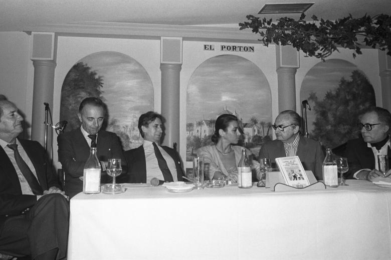 La escritora Carmen Posadas durante la presentación de su último libro "Yupies, Jet Set, la Movia y otras especies", en la sala Portón. Junto a ella han asistido (izda a dcha): Luis Miguel Dominguín, Juan Antonio Vallejo Najera, Alfonso Ussía, Emilio Romero y Francisco Umbral.