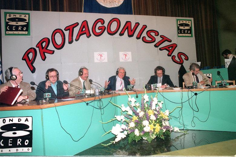 José Luis Coll, Antonio Ozores, Luis Sánchez Polack "Tip", Luis del Olmo, Alfonso Ussía y Chumy Chúmez, durante la emisión del programa radiofónico "Protagonistas", de Onda Cero, grabado desde la Universidad San Pablo CEU en 1995