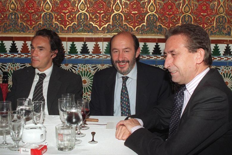 El director general de Antena 3, José Manuel Lorenzo Torres; el ex ministro socialista y secretario de comunicación del PSOE, Alfredo Perez Rubalcaba; y el periodista Alfonso Ussía, durante el acto de entrega del "Garbanzo de Plata", que en la edición de 1997 recayó en el periodista José Oneto