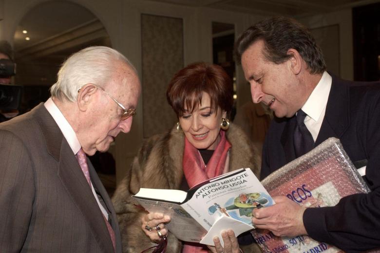 La actriz Concha Velasco ojeando el libro "Patriotas adosados. Diez años de nacionalismo en el País Vasco" junto a sus autores, Antonio Mingote y Alfonso Ussía