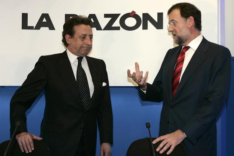 Mariano Rajoy conversa con el periodista Alfonso Ussía antes de pronunciar la conferencia "Recuperar la confianza", en un ciclo organizado por el diario "La Razón" organizado el 10 de abril de 2007