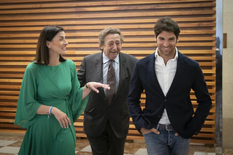 La alcaldesa de Santander, Gema Igual, conversa con el torero Cayetano Rivera en presencia del periodista Alfonso Ussia, en la presentación de los carteles taurinos de la Feria de Santander 2023.