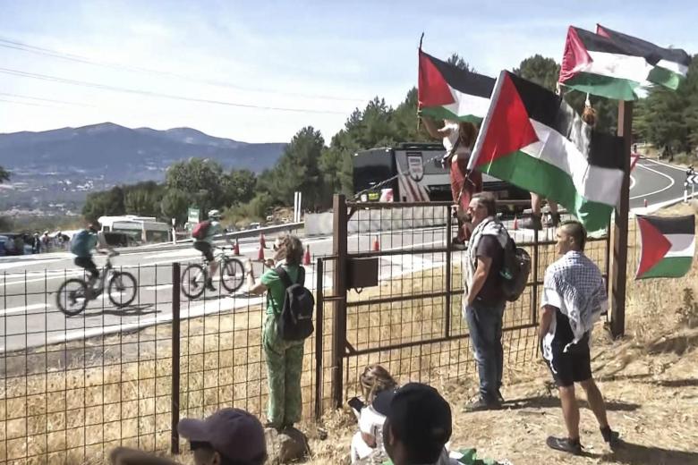 Primeras concentraciones de protesta por la participación del equipo Israel Premier Tech en la subida al puerto de Navacerrada