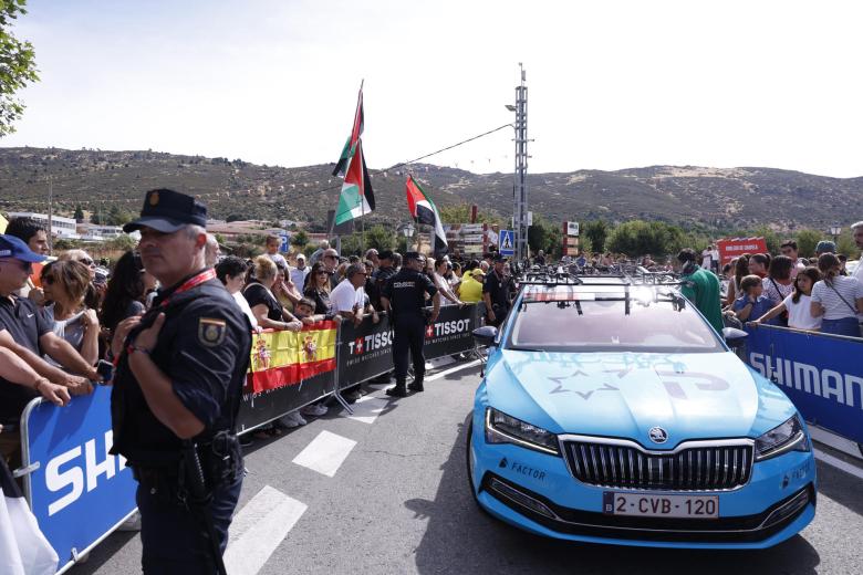 Manifestantes propalestinos, entre los aficionados congregados durante la vigésima etapa de La Vuelta a España. La Policía retuvo a los manifestantes y evitó que detuviesen La Vuelta por completo. El altercado, que no se saldó con mayores incidentes, no impidió que el resto de la etapa hasta el final se disputase con normalidad y el danés Jonas Vingegaard se impuso en la cima de la Bola del Mundo.