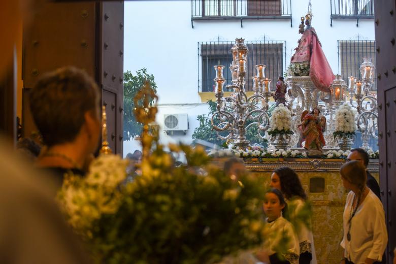 La procesión de la Virgen de Villaviciosa por el barrio de San Lorenzo, en imágenes