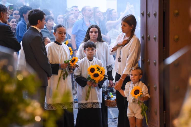 La procesión de la Virgen de Villaviciosa por el barrio de San Lorenzo, en imágenes
