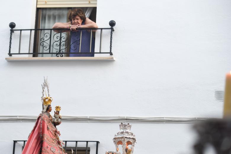 La procesión de la Virgen de Villaviciosa por el barrio de San Lorenzo, en imágenes