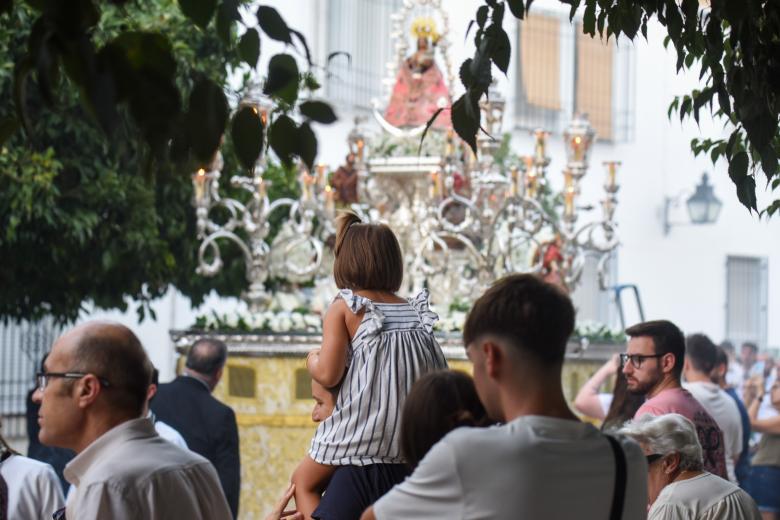 La procesión de la Virgen de Villaviciosa por el barrio de San Lorenzo, en imágenes