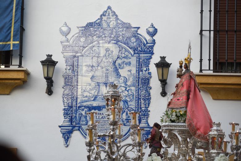 La procesión de la Virgen de Villaviciosa por el barrio de San Lorenzo, en imágenes