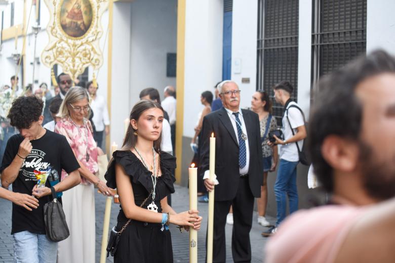 La procesión de la Virgen de Villaviciosa por el barrio de San Lorenzo, en imágenes