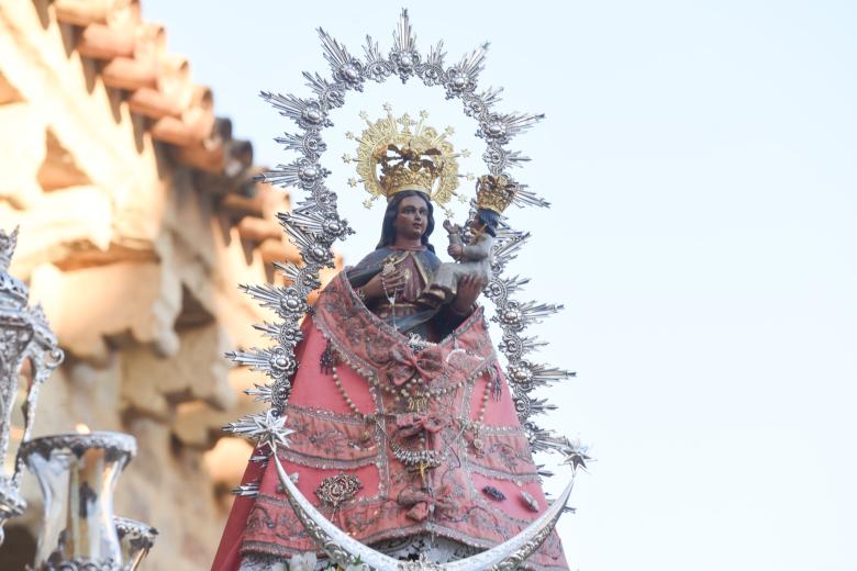 La procesión de la Virgen de Villaviciosa por el barrio de San Lorenzo, en imágenes